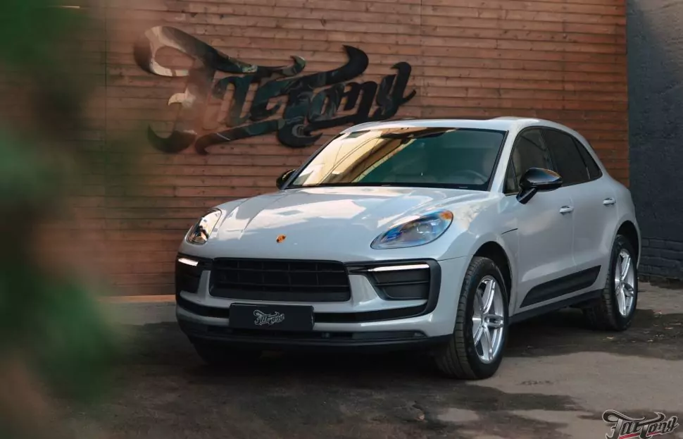 Из синего в серый: оклеили Porsche Macan в цветной винил!